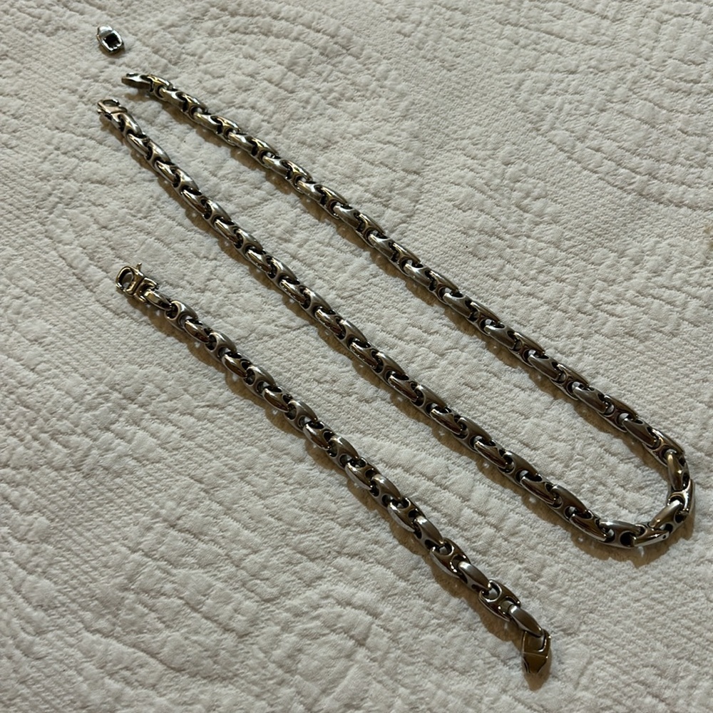 Necklace and bracelet set. Flaw